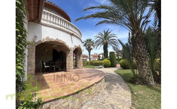 Terraza cubierta y jardín