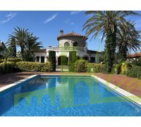Piscina comunitaria con fachada casa