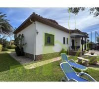 Casa individual con jardín