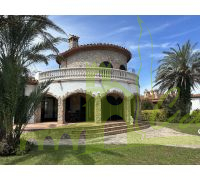 Fachada con jardín