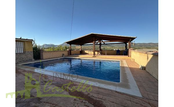 Piscina con terraza y porche