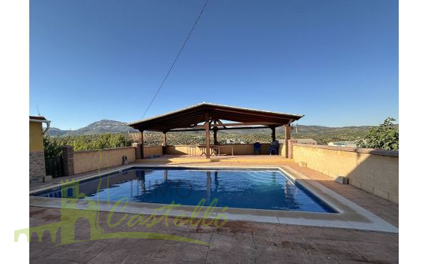 Piscina con terraza y porche