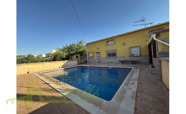 Piscina y fachada casa