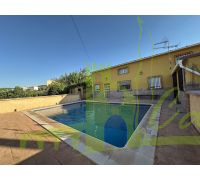 Piscina y fachada casa
